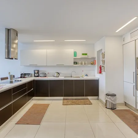 Seaview Luxury 3br In