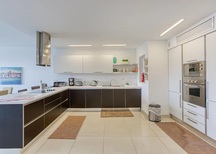 Seaview Luxury 3br In